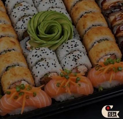 Charola de sushi con rollos empanizados, naturales y una rosa de aguacate al centro